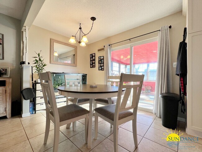 Building Photo - 4 miles from Hurlburt Field, 3 Bedroom bea...