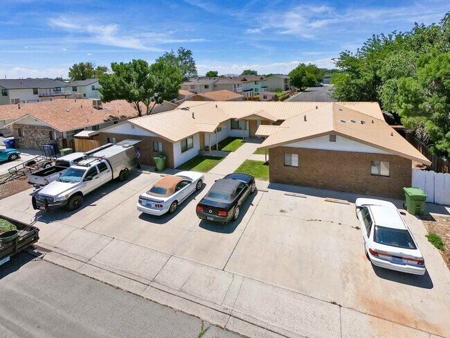 Foto del edificio - 433 Timothy Way -  Cozy Charm Alert: Your ...