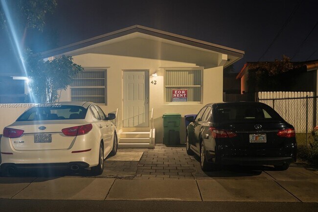 Foto del edificio - 42 NW 32nd Ave