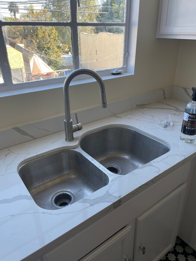 Building Photo - 1514 S Sierra Bonita Ave