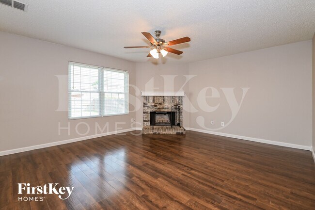 Foto del edificio - 1445 Lochspring Dr