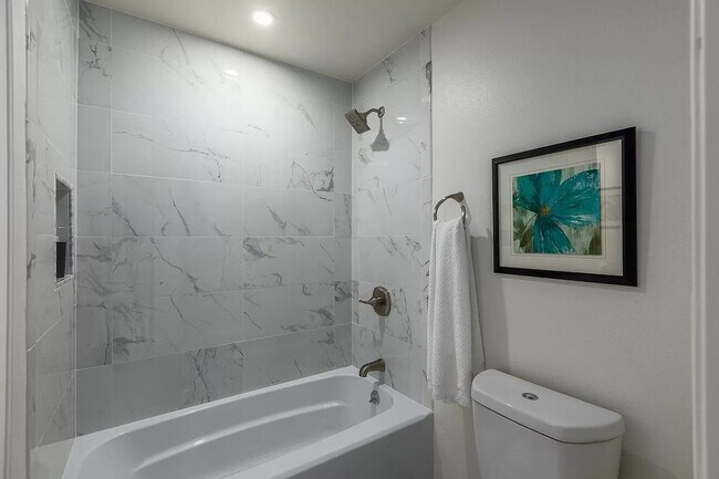Foto del edificio - 972 Miramonte Dr