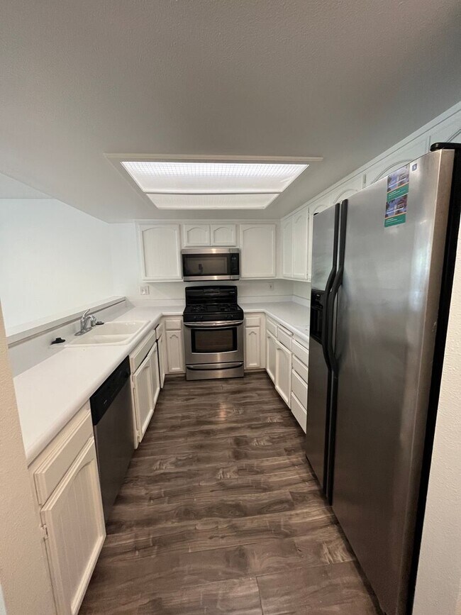 Building Photo - Spacious 3/2 Goleta Condo with Amenities!