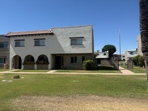 beautiful end unit - 2936 E Clarendon Ave