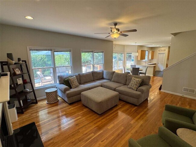 Foto del edificio - 3010 Ridge Oak Dr