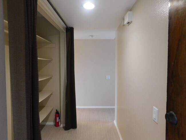 Foto del edificio - Upstairs 2 bedroom + Loft, 2 bathroom Cond...