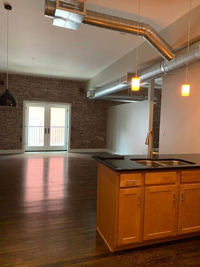 Sala de estar desde la cocina - 14 E Washington St