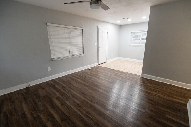 Foto del edificio - 3196 N Ridge Rd