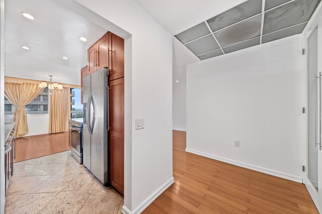 Building Photo - 10751 Wilshire Blvd