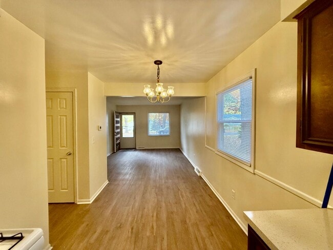 Foto del edificio - 2 Bedroom Duplex In Wyoming Available December 1st