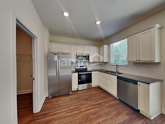 Building Photo - 3371 Roundabout Dr