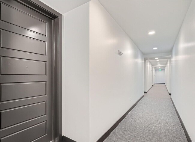 Foto del edificio - $0 DEPOSIT OPTION. ONE BED ONE BATH TOP FLOOR CONDO WITH MOUNTAIN VIEWS!!!