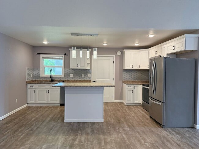 Building Photo - Modern 3-Bedroom Ranch Home w/ garage for Rent - Near Fort Wainwright