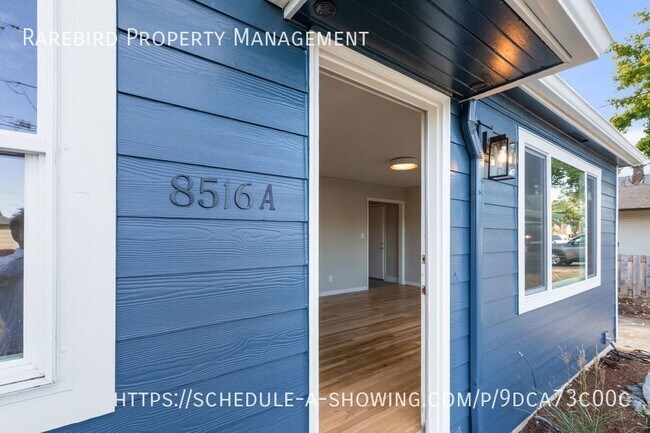 Building Photo - 3 bedroom, 2 bath in Southeast Portland!