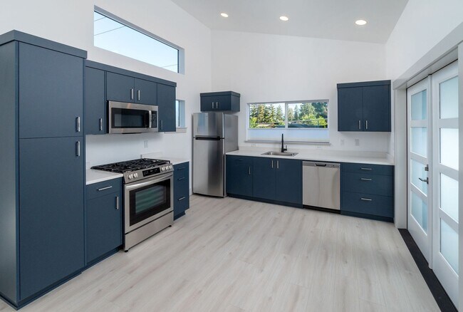 Building Photo - Hartford Duplex - 01355-HART-00