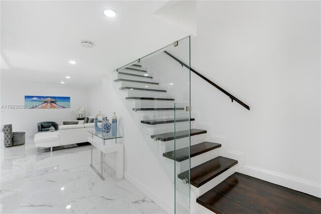 Foto del edificio - 9167 Harding Ave