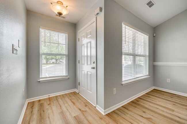 Building Photo - Wonderful 2-bedroom 2-bath one-level townh...
