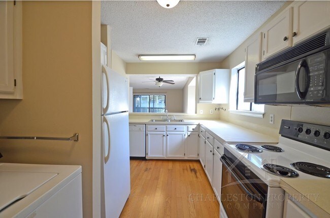 Building Photo - Three Bedroom Condo Close to the Beach