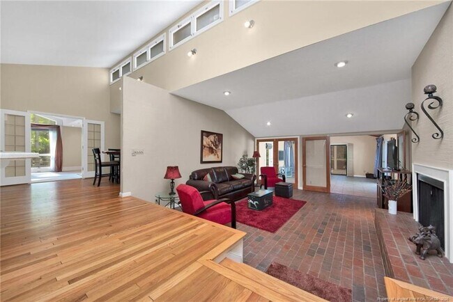 Foto del edificio - 3305 Hutton Pl