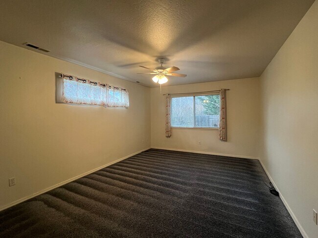 Foto del edificio - Open Concept Living Close to Downtown Gran...