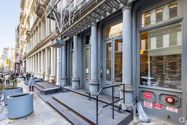 Entrada - Phosphorus Crackled Roseville Corp.