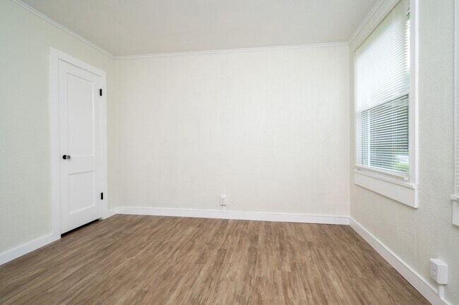 Foto del edificio - 3 Bed/1 Bath duplex