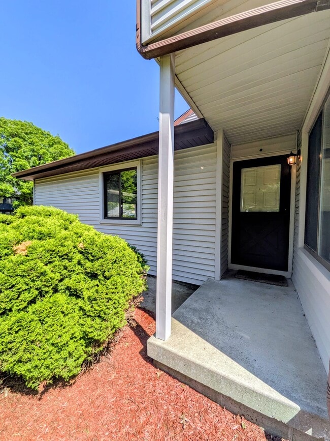 Building Photo - 515 Clearwater Dr