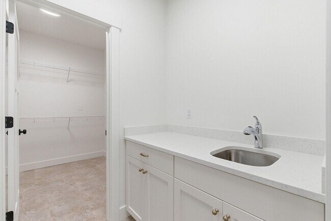 Foto del edificio - 6831 Dairy Hill Ct