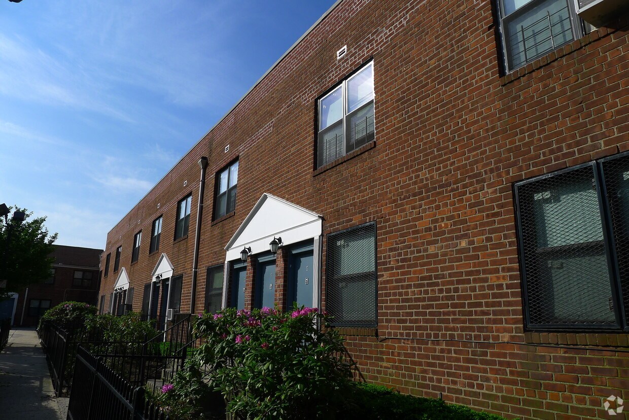 Primary Photo - 14-09 Gateway Blvd