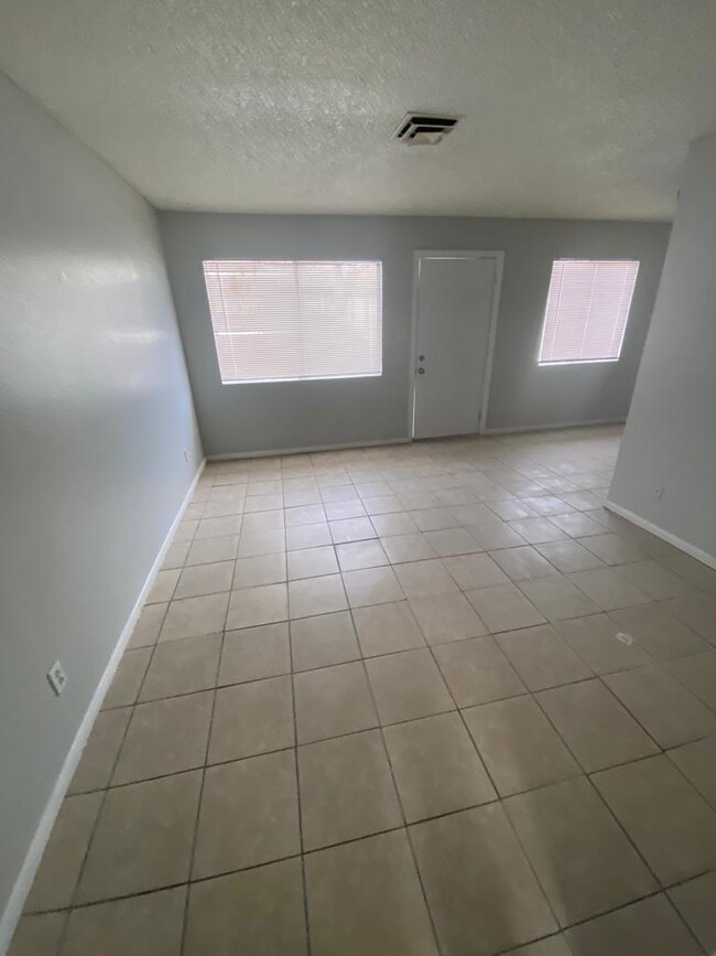 Building Photo - 2600 E Mesquite Ave