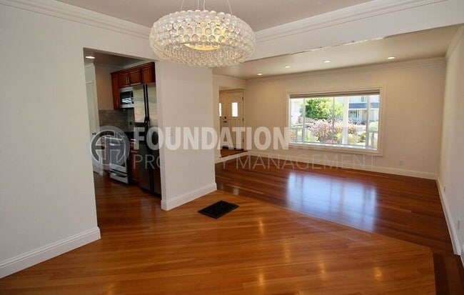 Building Photo - 373 San Luis Way