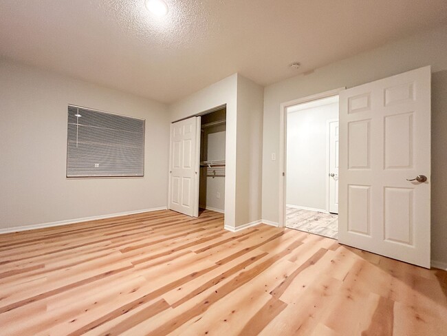 Building Photo - Spacious 4/3 wit Flex Room in Shadowlawn E...