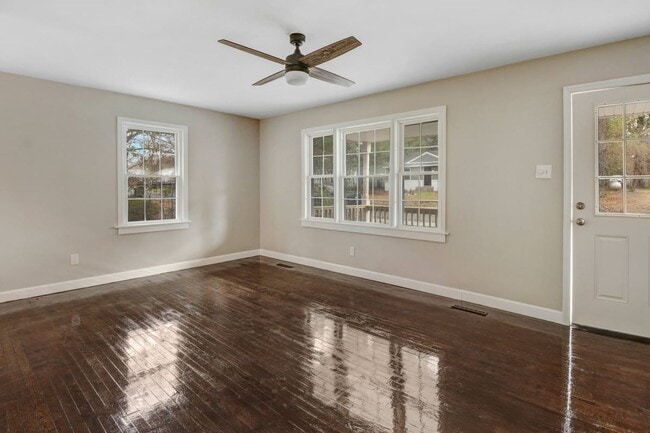 Building Photo - *RENOVATED & MOVE-IN READY* 3 BR, 2 BA in ...