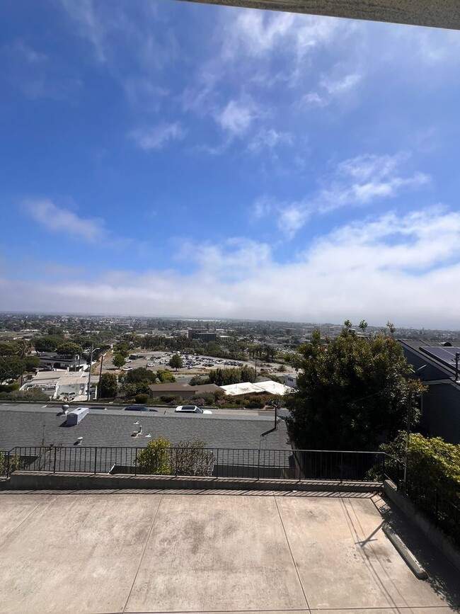 Building Photo - 3275-3275 Hilltop Dr