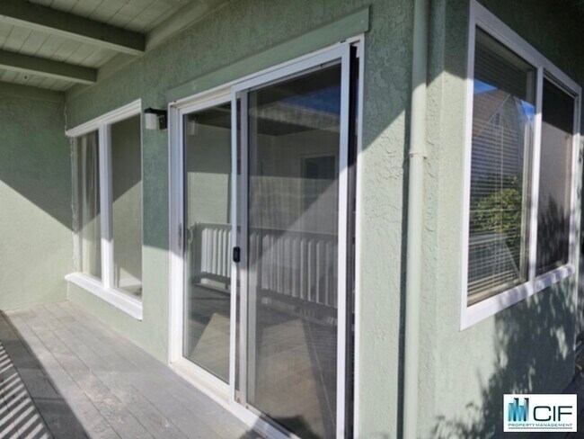 Foto del edificio - 1114 E Cliff Dr