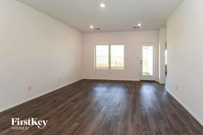 Building Photo - 704 Willow Harbor Ln