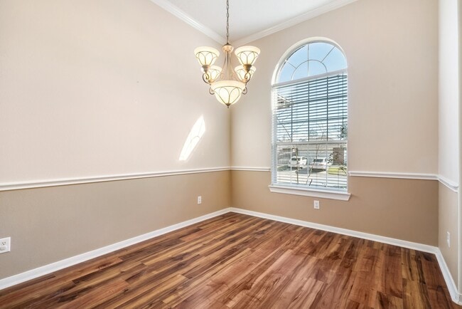 Building Photo - 24915 Pikecrest Dr