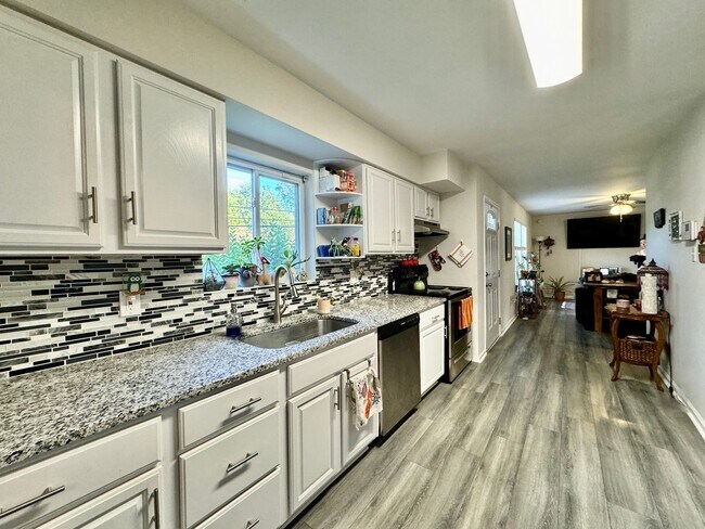 Building Photo - 3-Bedroom Ranch Ready 01-11-24!! Fenced Ba...