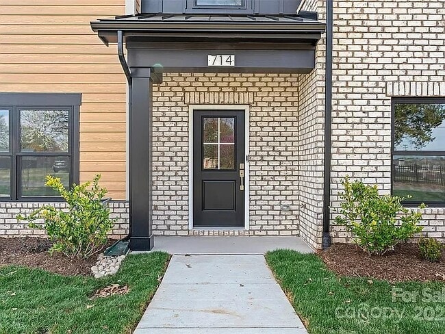 Building Photo - 714 Falling Oak Aly