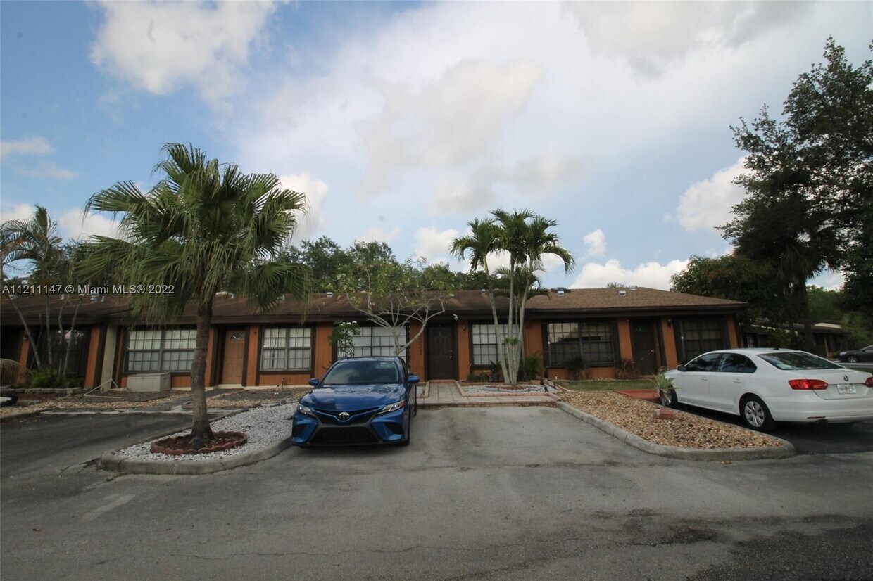 2331 Azalea Ct . Pembroke Pines Fl 33026 - 2331  Azalea Ct  . Pembroke Pines Fl 33026
