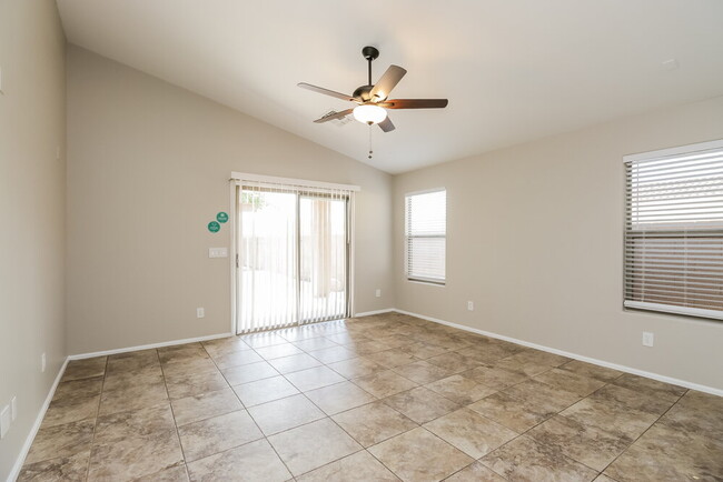 Foto del edificio - 1649 E Leslie Ave