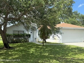 Building Photo - 7186 Hammock Lakes Dr