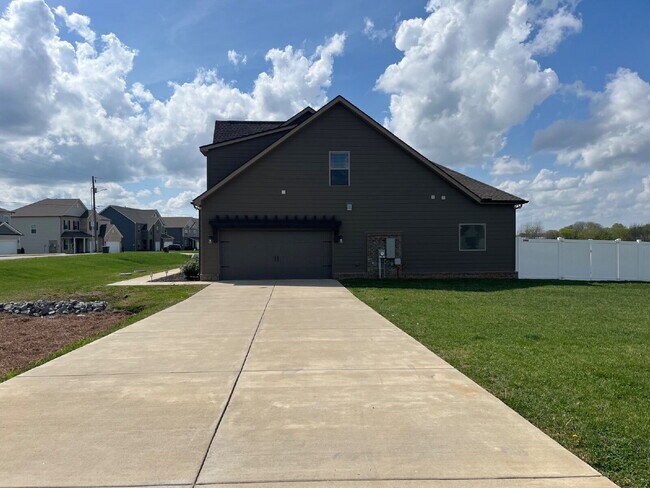 Foto del edificio - "Spacious 4-Bedroom Retreat with 3.5 Baths in Charming Mt. Juliet!"