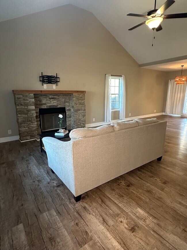 Building Photo - 1124 Eagles View Dr