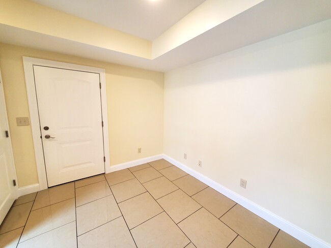 Building Photo - 161 Elm St