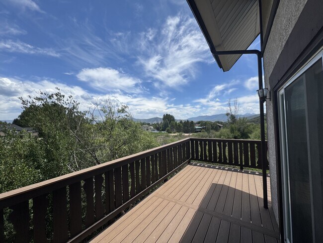 Foto del edificio - 340 Rainbow Ln