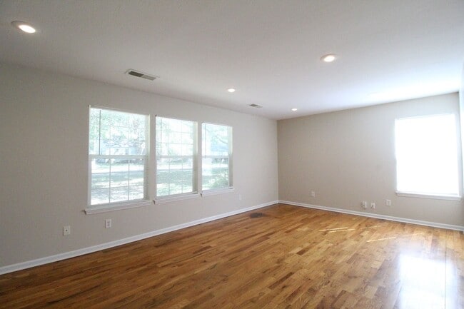Foto del edificio - January FREE On This 1 Bedroom 1 Bath Duplex in Navy Hill Area in Olathe