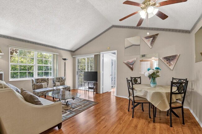 Building Photo - 1606 SE Green Acres Cir