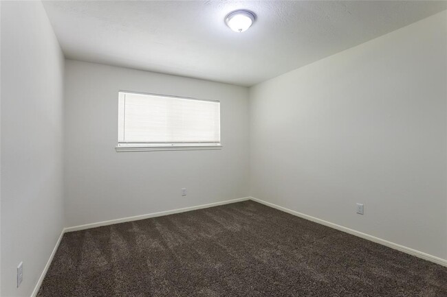 Building Photo - 5250 Royal Oak Dr