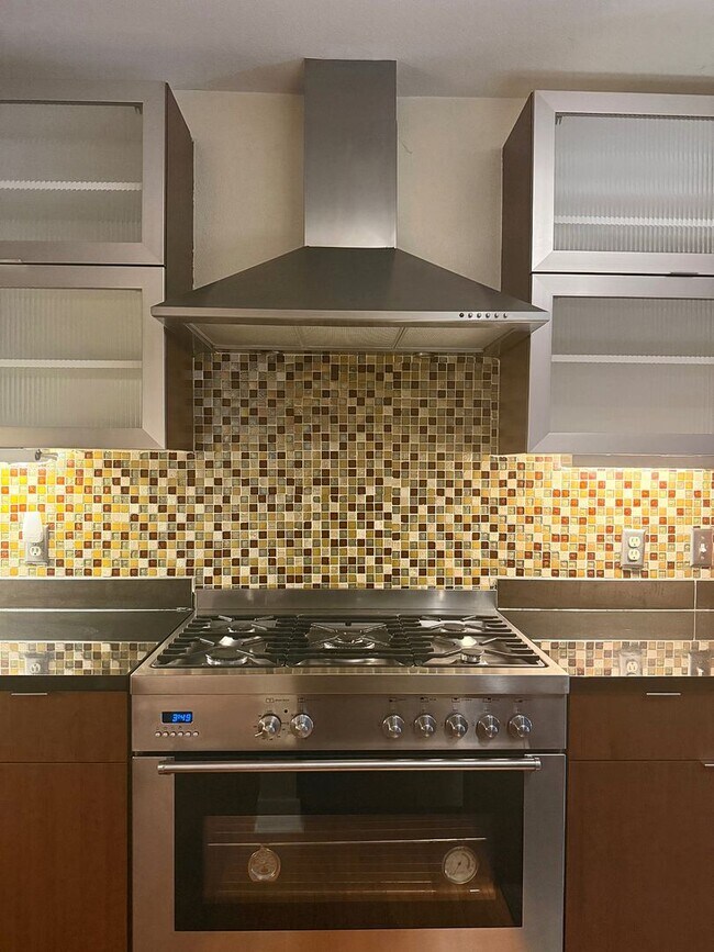 Building Photo - 2-Bedroom, 2 Bath Unit for Rent in Denver, CO | Fitness center & Modern Kitchen
